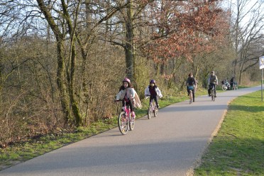 Family cycling along the GrünGürtel