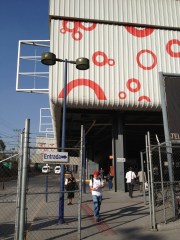 The size of the entrance and the signs to locate it do not correspond to the size of a rail station.
